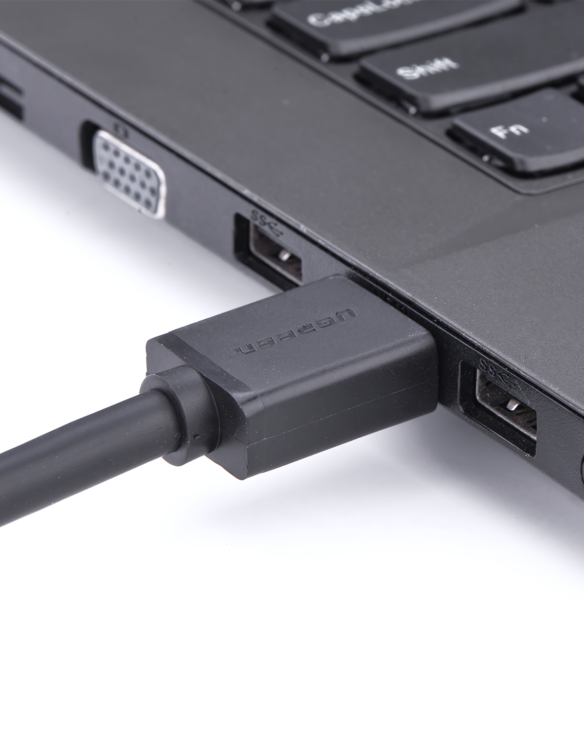 Siyah bir kablo dizüstü bilgisayarın USB bağlantı noktasına takılıdır.