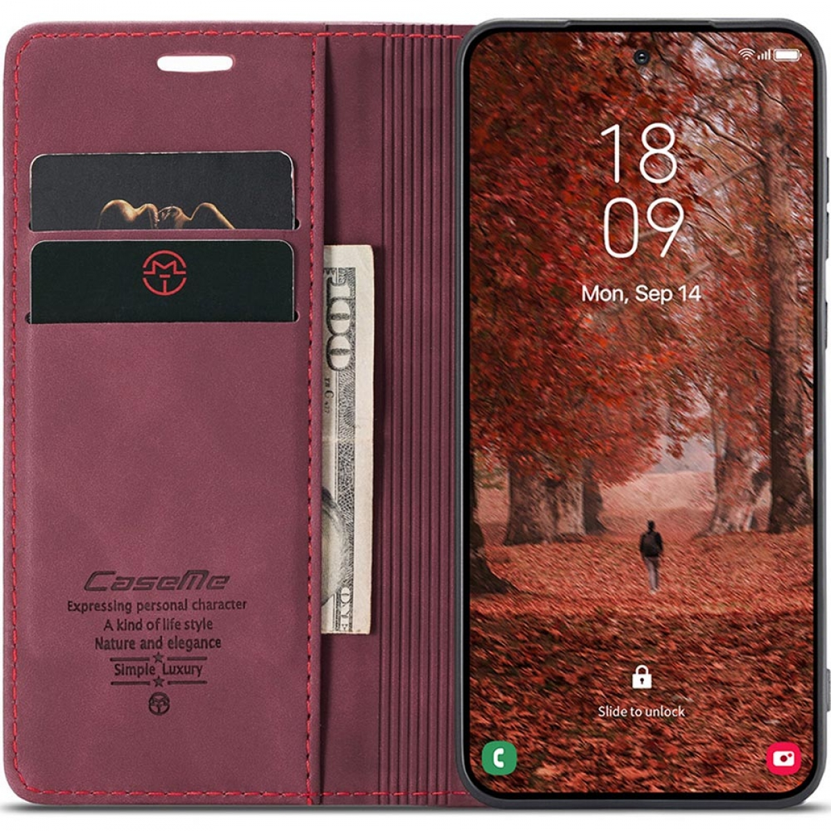 Bordeauxrote Handyhülle mit Kartenfächern und Geldschein. Das Handy zeigt eine Herbstszene.