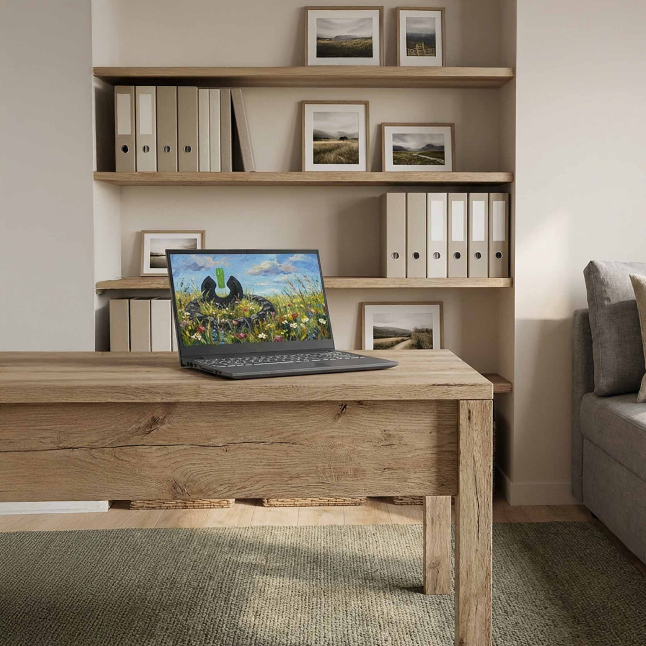 Ein Laptop auf einem Holztisch vor einem Regal mit Ordnern und Bildern.