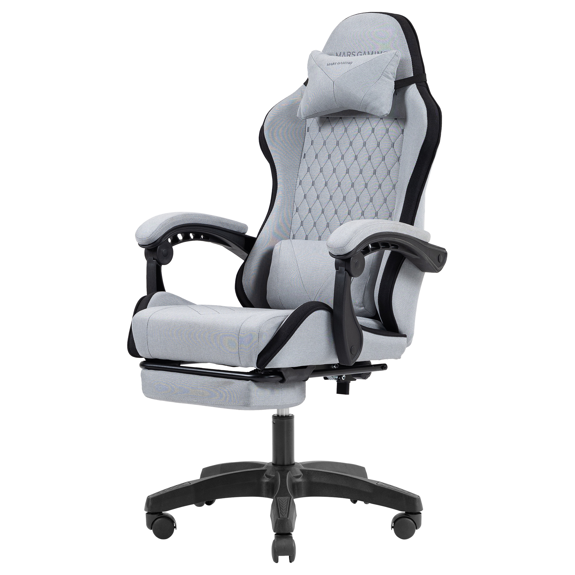 Silla gamer gris con reposacabezas, reposabrazos ajustables y reposapiés.