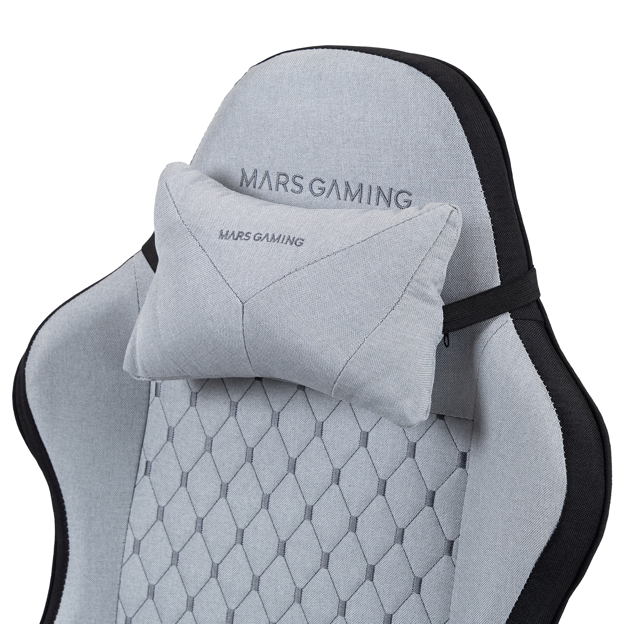 Silla gaming gris con reposacabezas y detalle de rombos.