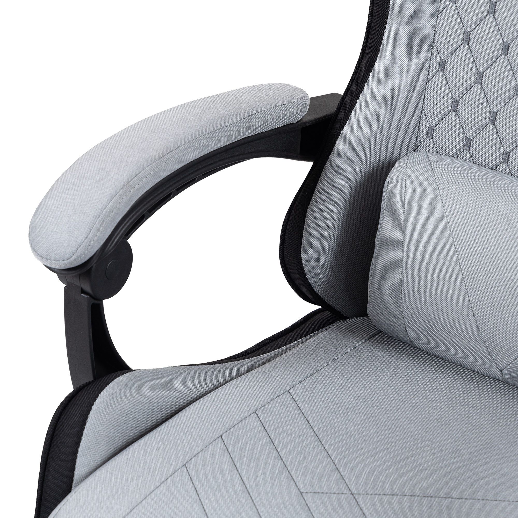 Reposabrazos de silla de oficina gris con marco y costuras negras.