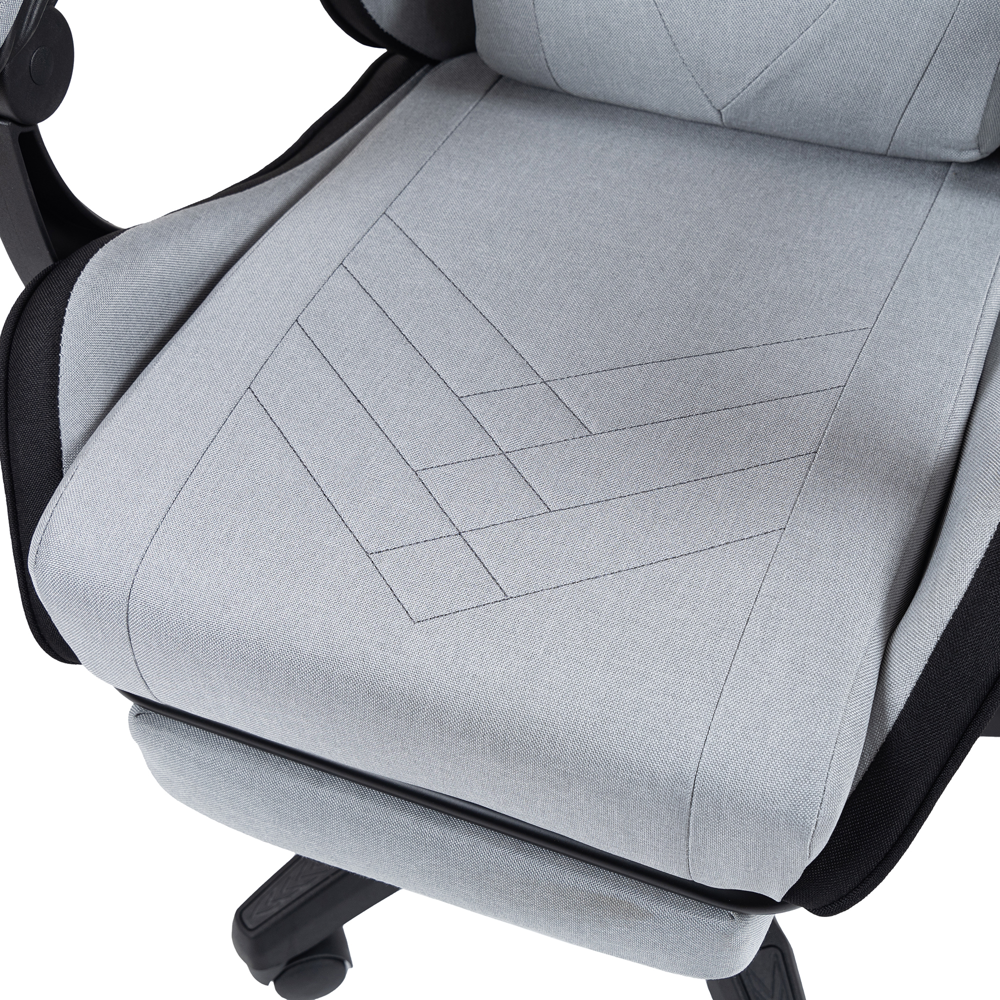 Silla de oficina gris con detalles negros y costuras en el asiento.