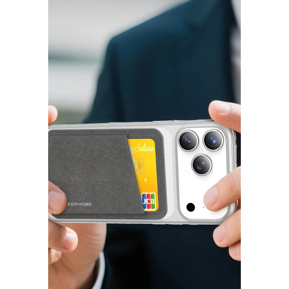Bir kişi kartlık kılıflı ve üç kameralı bir akıllı telefon tutuyor.