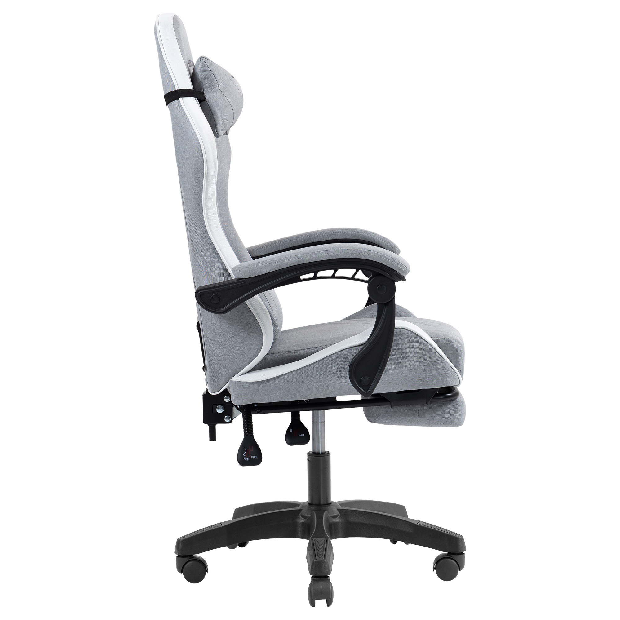 Silla gamer gris con reposacabezas, reposabrazos y ruedas. Raya blanca de acento.