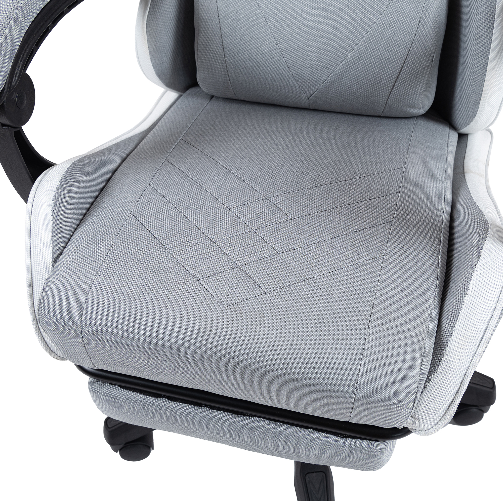 Silla de oficina gris con detalles y costuras negras. Vista de cerca.