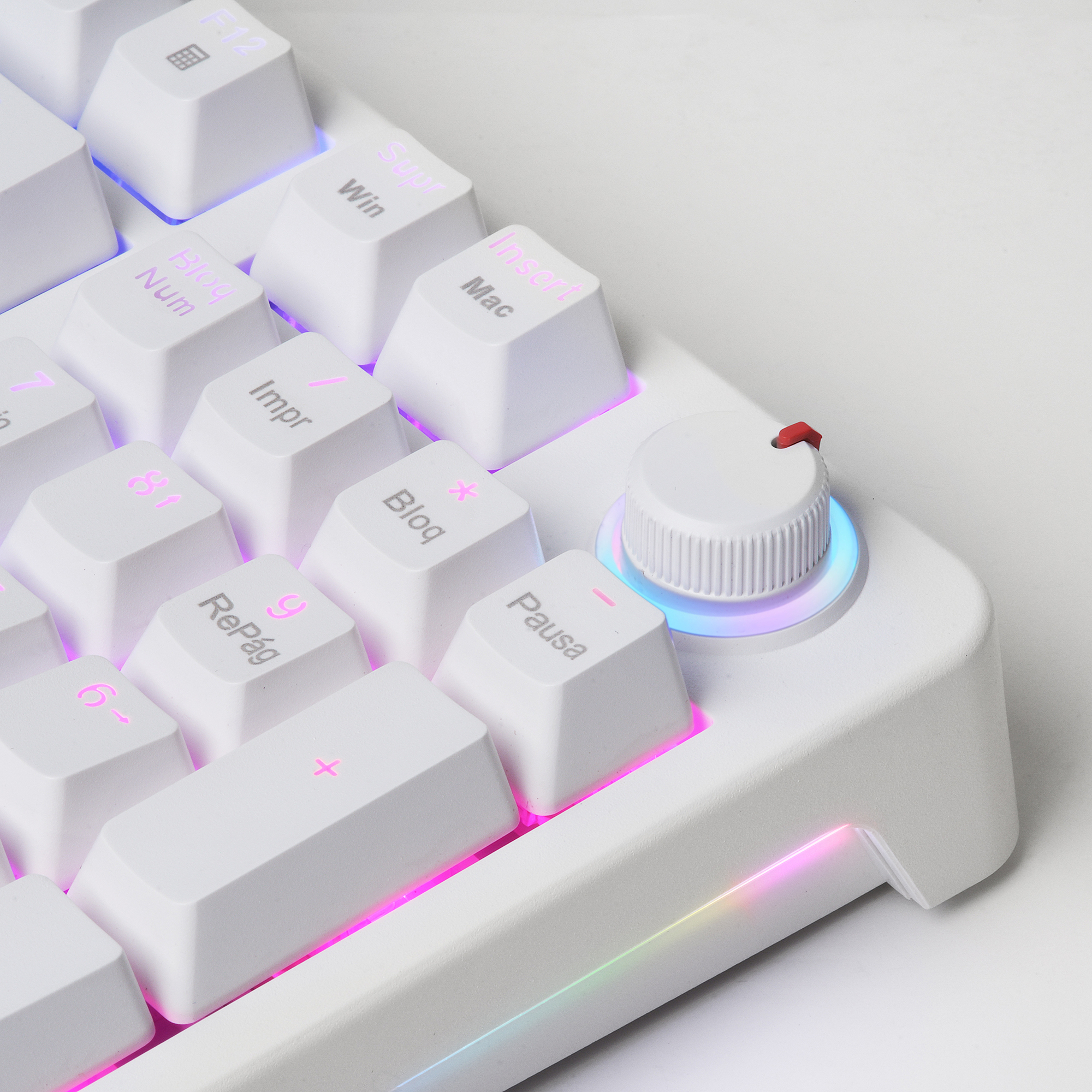 Tastiera bianca con illuminazione RGB e una manopola.