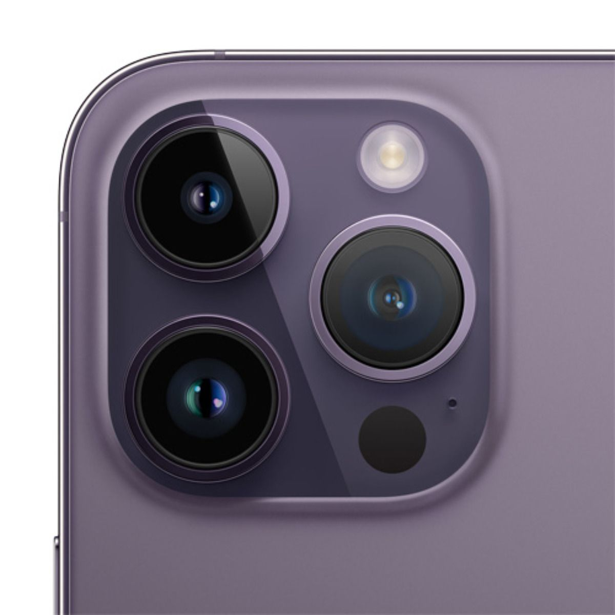Primer plano de la parte trasera de un iPhone morado con tres cámaras y flash.