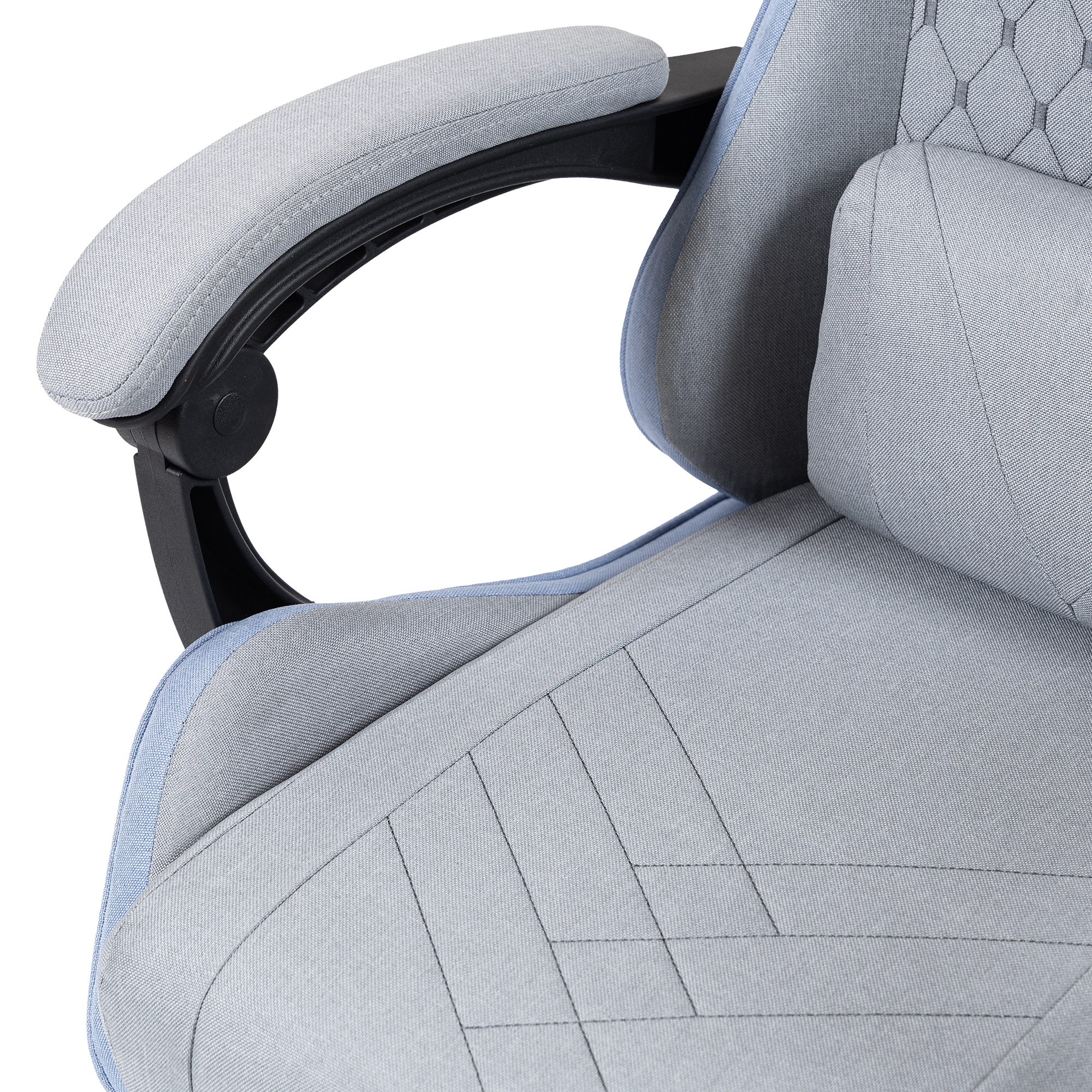 Silla de oficina gris con ribetes azules y reposabrazos acolchados.