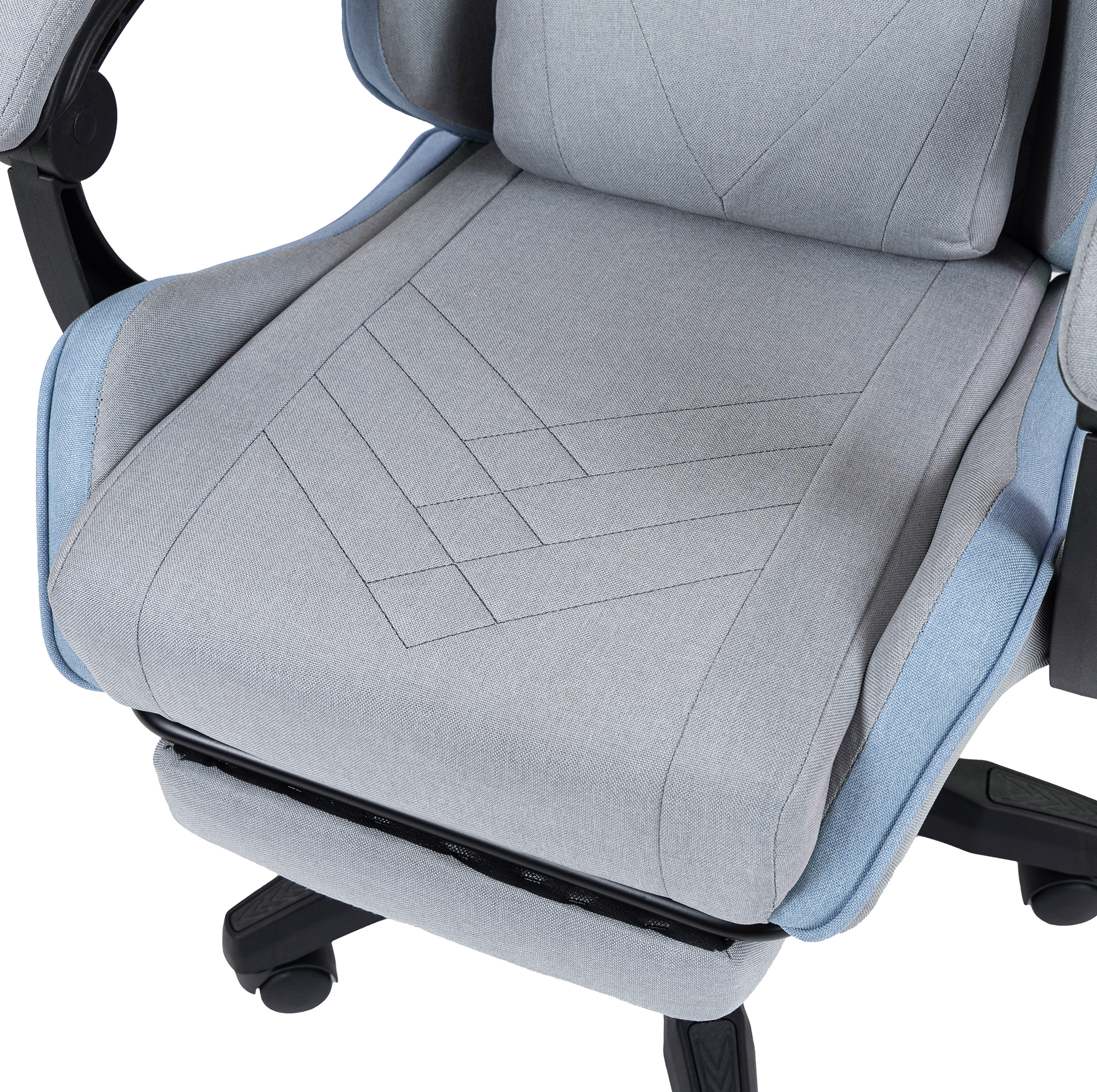 Silla de oficina gris con detalles azules, primer plano del asiento.