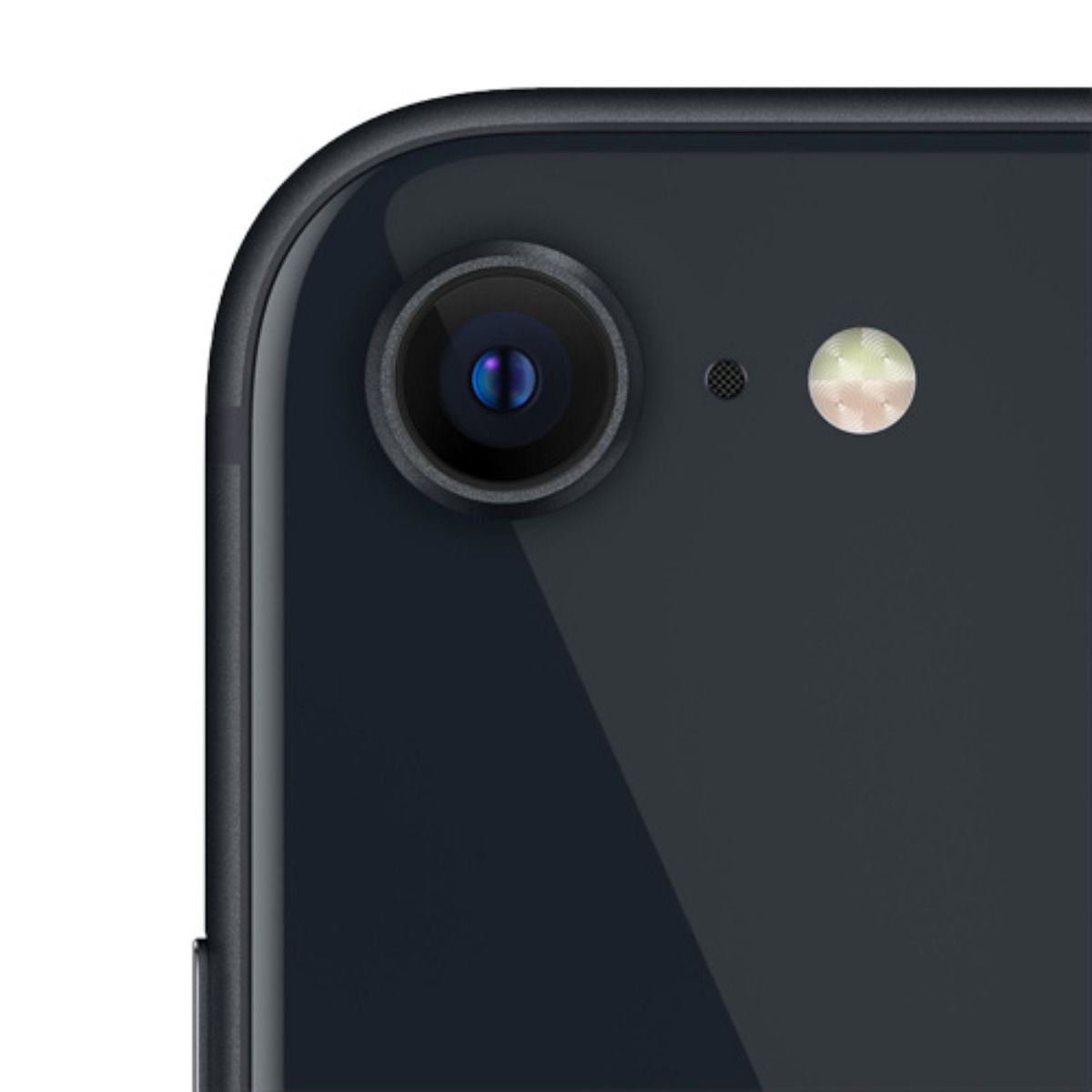 Nahaufnahme der dunklen Rückseite eines Smartphones mit Kameraobjektiv und Blitz.