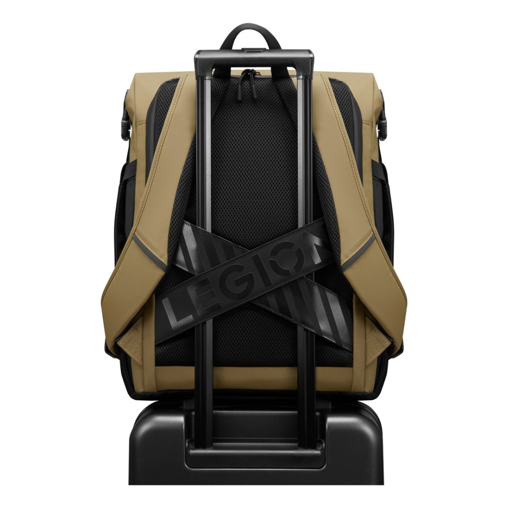 Beżowy plecak z czarnymi paskami, na czarnej walizce na białym tle.