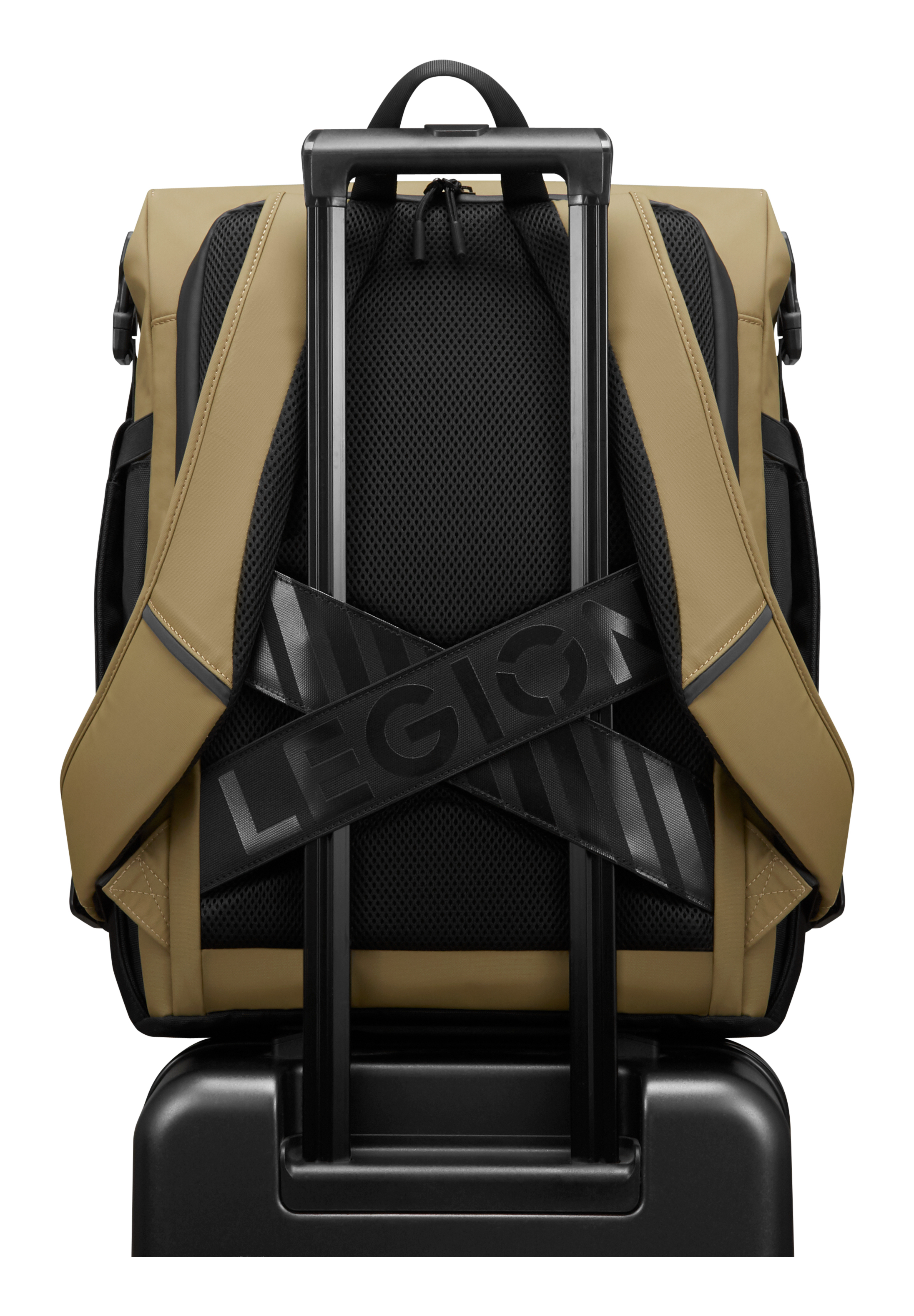 Brązowy plecak z czarnymi paskami przymocowany do czarnej walizki.