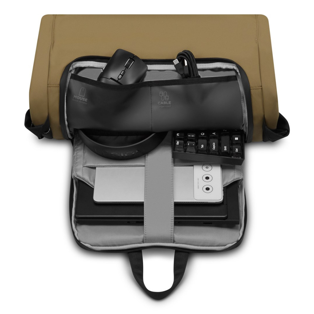 Plecak z otwartą przegrodą zawierający mysz, kable, klawiaturę, dwa laptopy i smartfon.