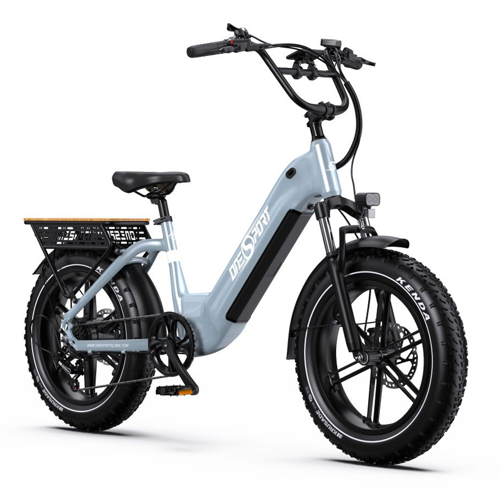 Una bicicleta eléctrica azul claro con neumáticos anchos, portaequipajes y tabla de madera.