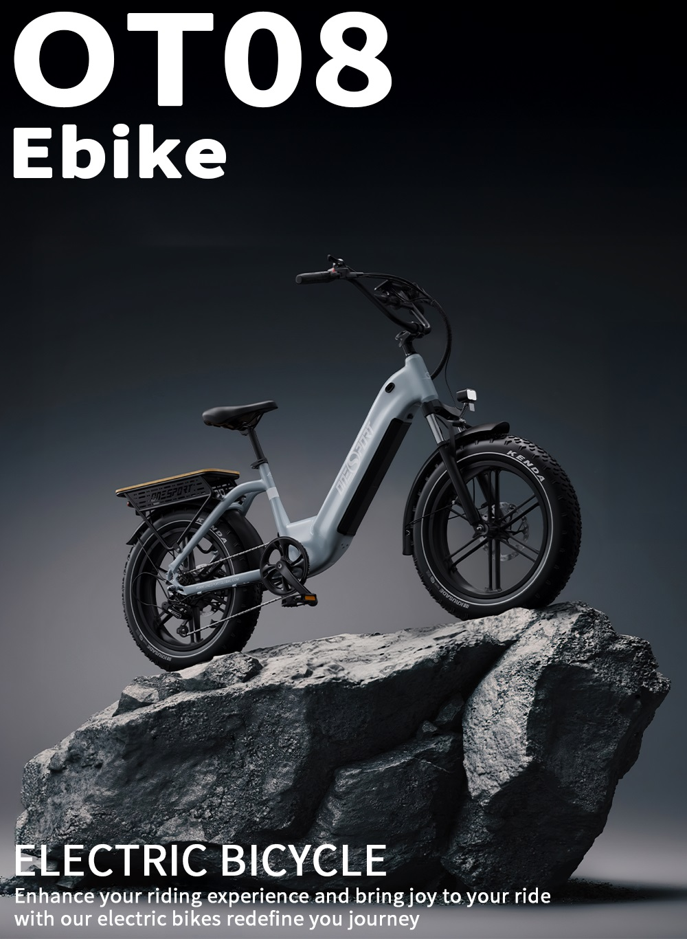 Una e-bike gris claro descansa sobre rocas. Texto OT08 Ebike arriba.