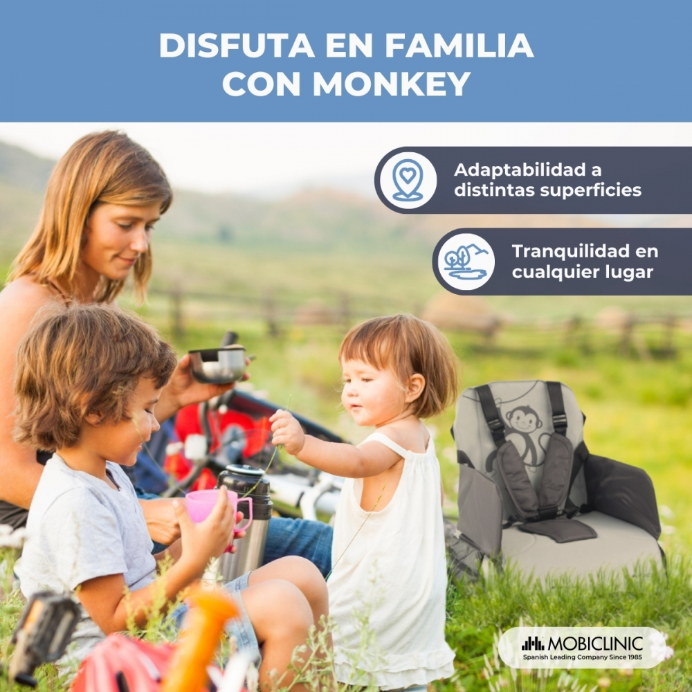 Una familia disfruta de un picnic al aire libre con un cochecito.
