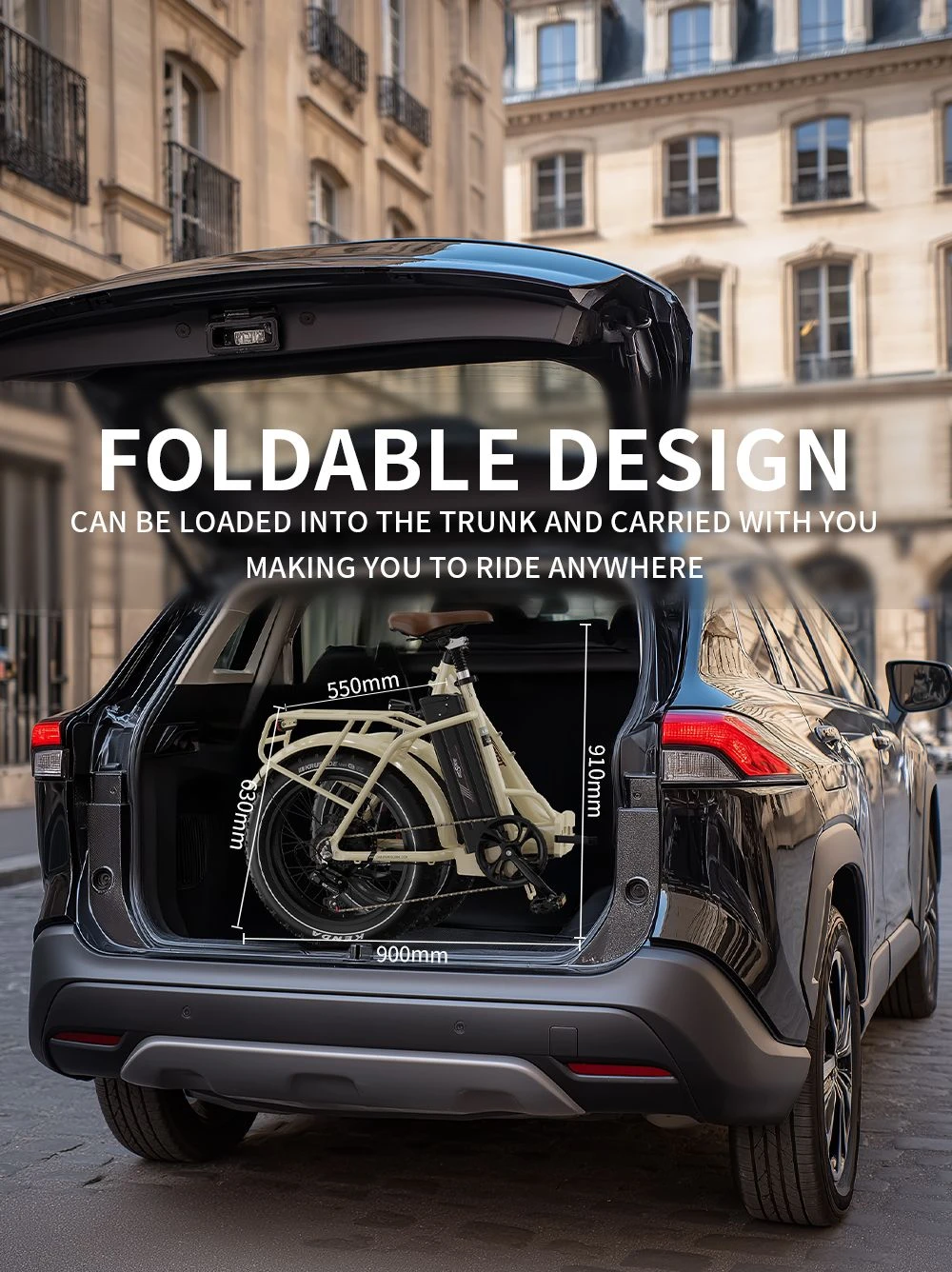 Una bicicletta pieghevole beige caricata nel bagagliaio di un'auto nera.