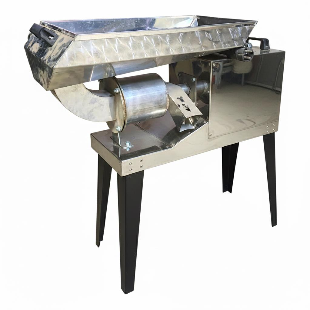 Parlak metal makine, haznesi ve oluklu, siyah ayaklı.