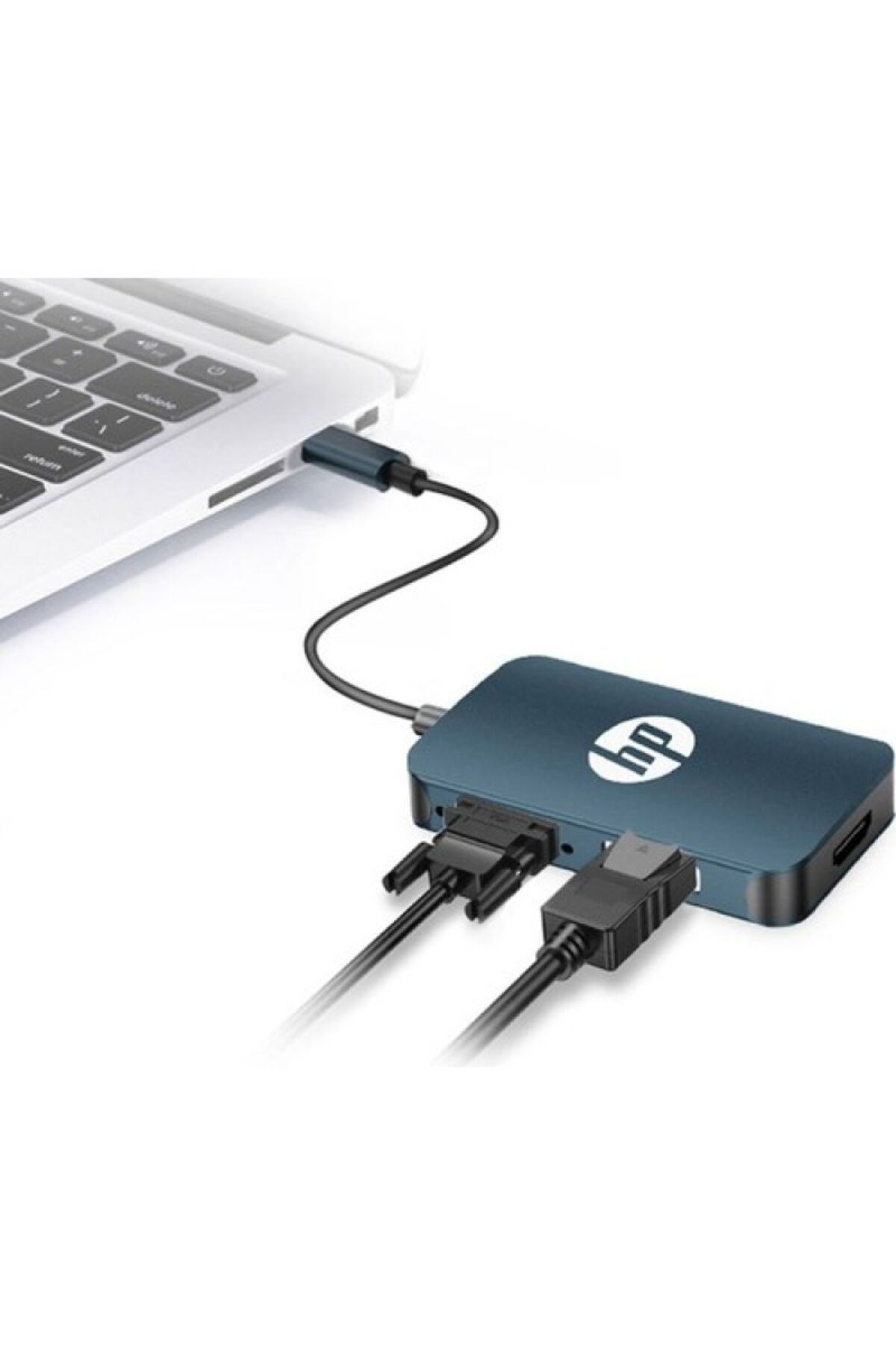 Koyu mavi bir HP USB-C hub, VGA ve HDMI kabloları takılı olarak bir dizüstü bilgisayara bağlanır.