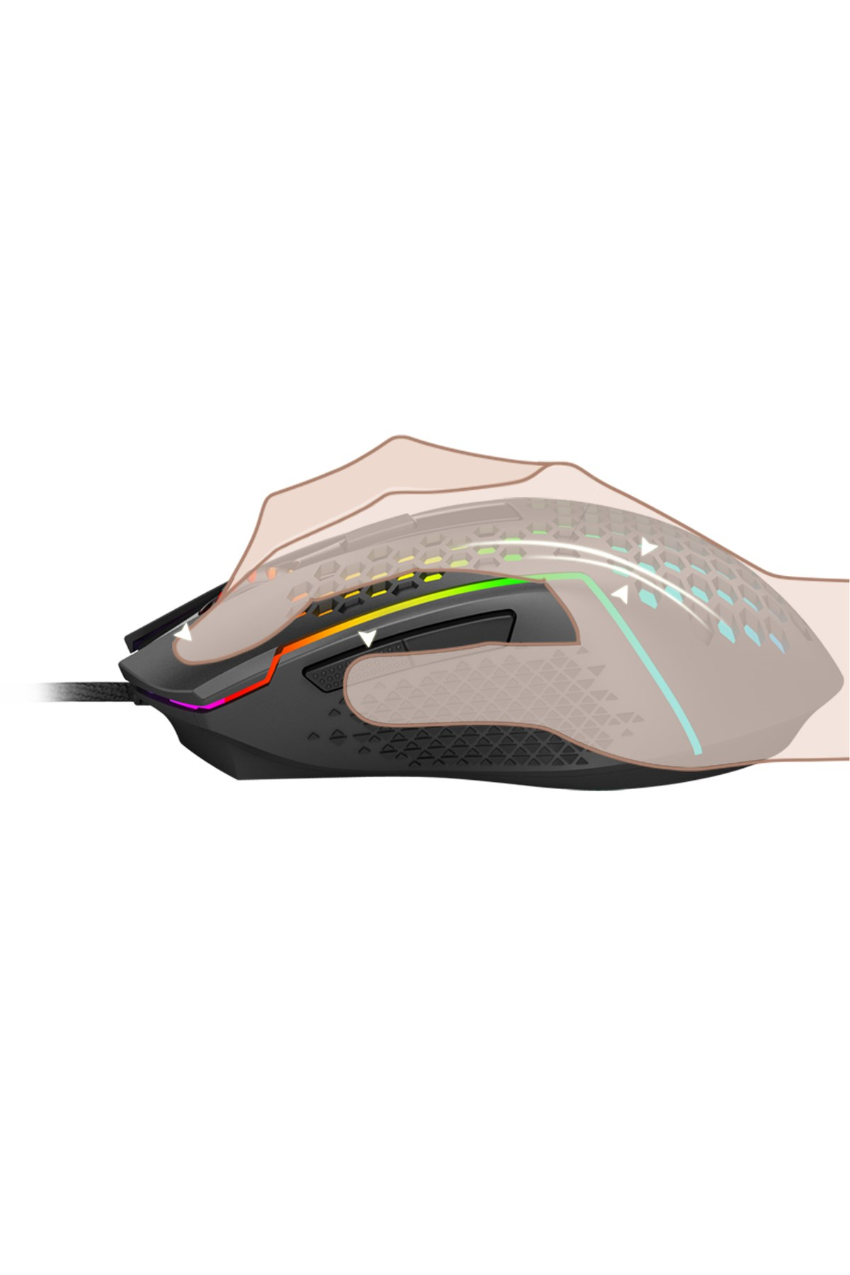 Bir el, petek desenli RGB aydınlatmalı siyah bir oyuncu faresi tutuyor.