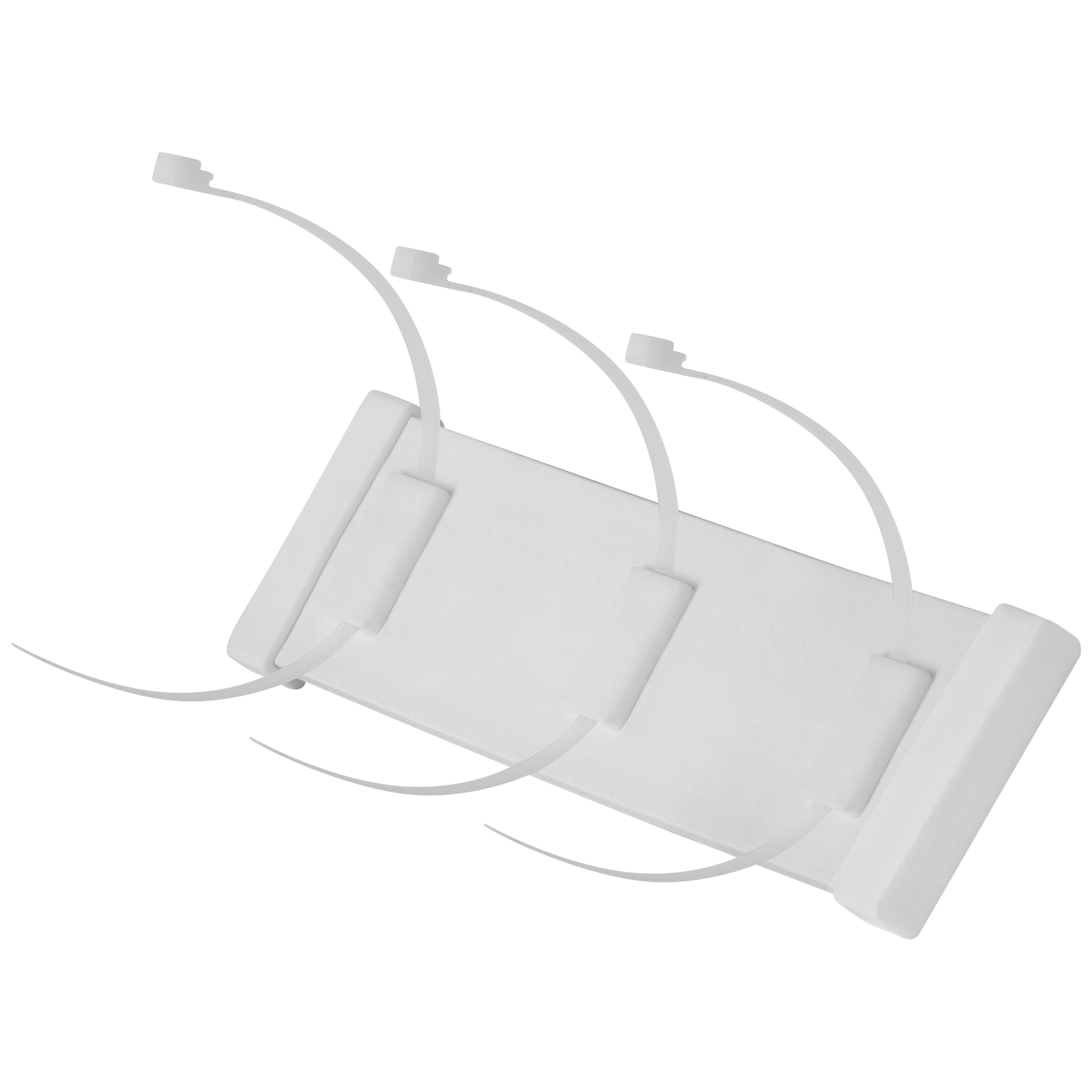 Un soporte de brida de plástico blanco con tres ranuras integradas.