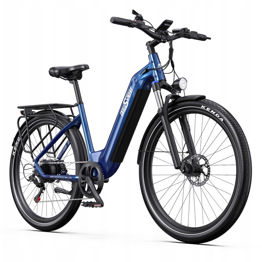 Una bicicleta eléctrica azul con portaequipajes y guardabarros sobre fondo blanco.