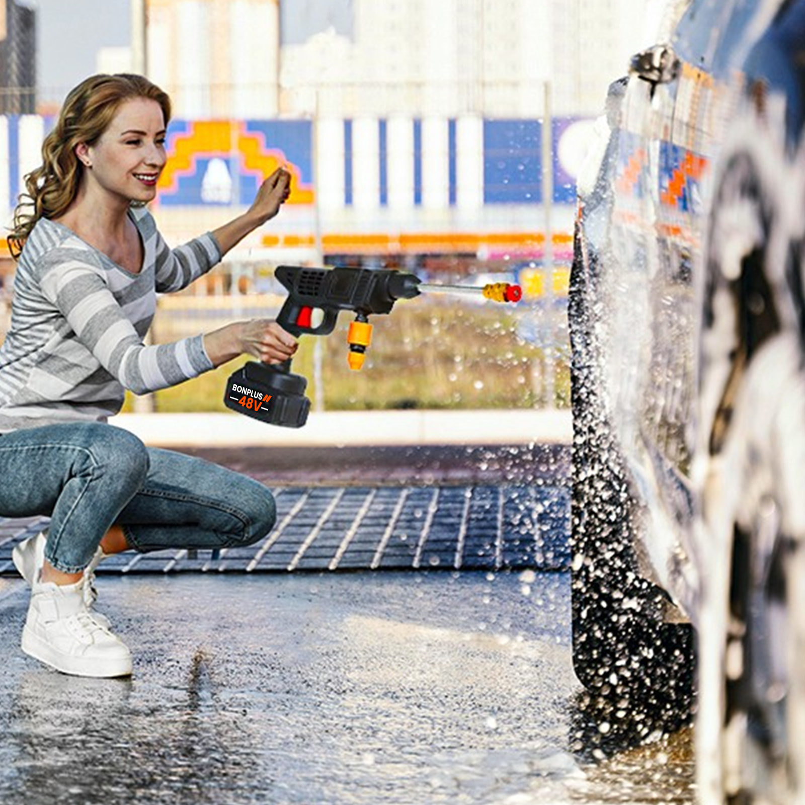 Mujer lavando coche con hidrolimpiadora, espumoso y mojado.