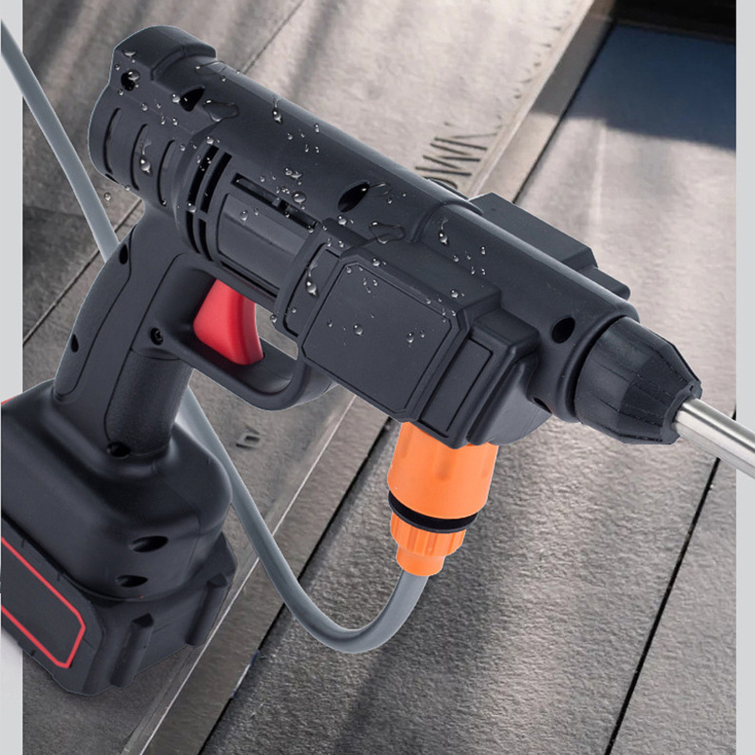 Hidrolimpiadora negra con gatillo rojo, conector naranja y boquilla metálica.