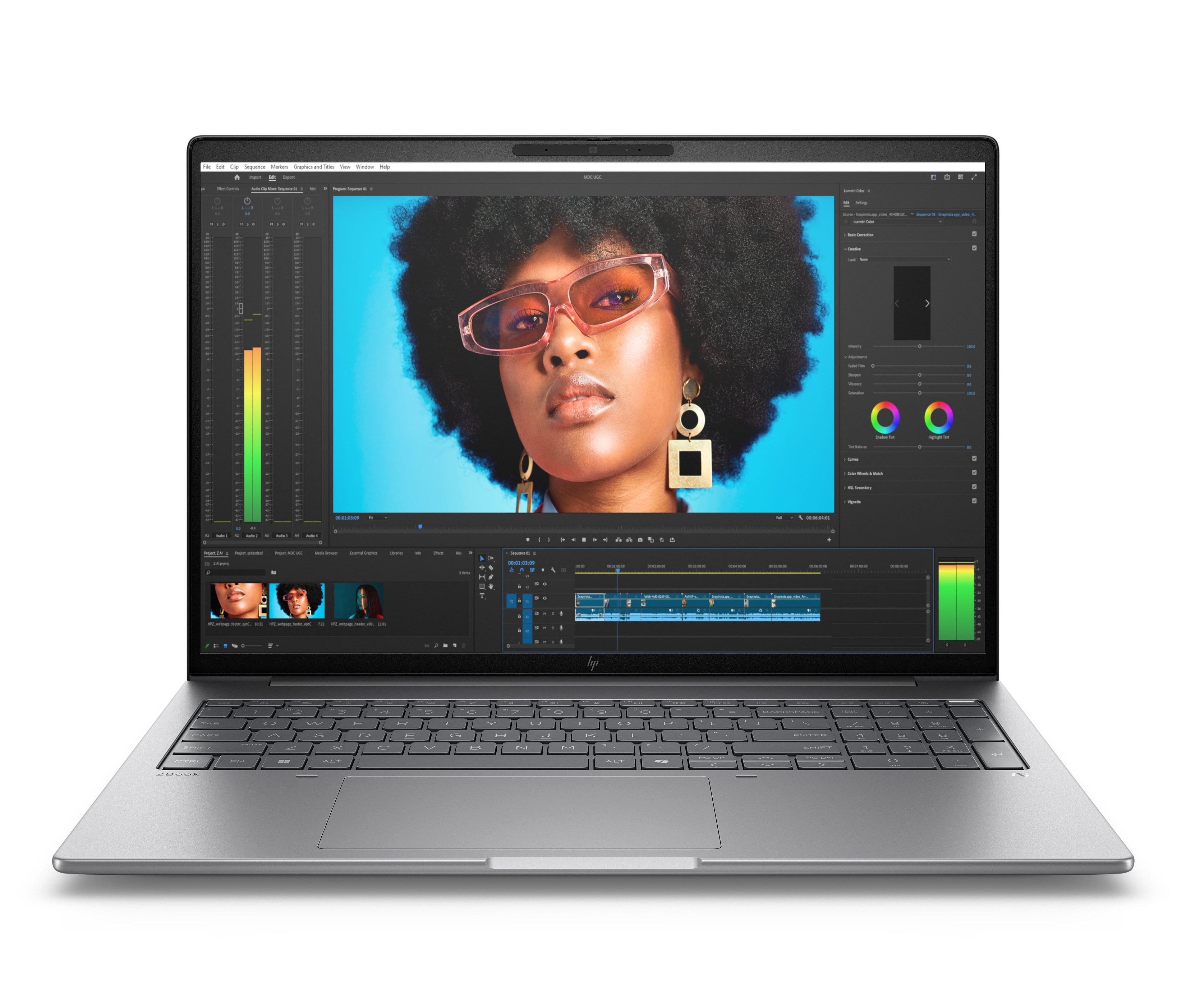 Un laptop mostra software di editing video con il ritratto di una donna.