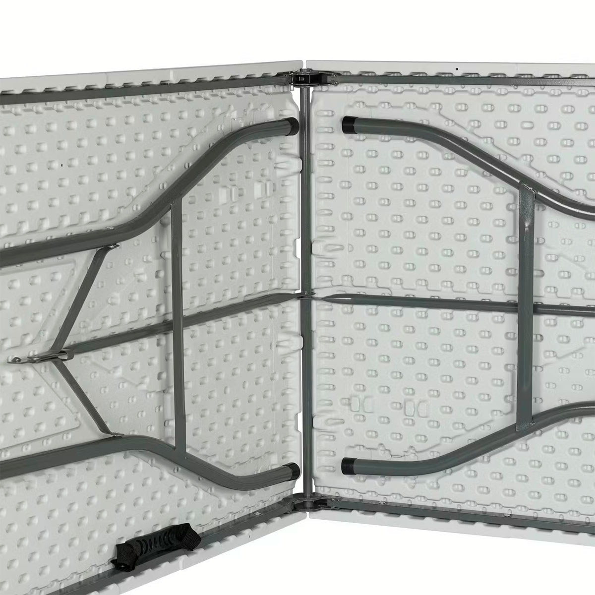 Parte inferior de una mesa plegable con patas metálicas.