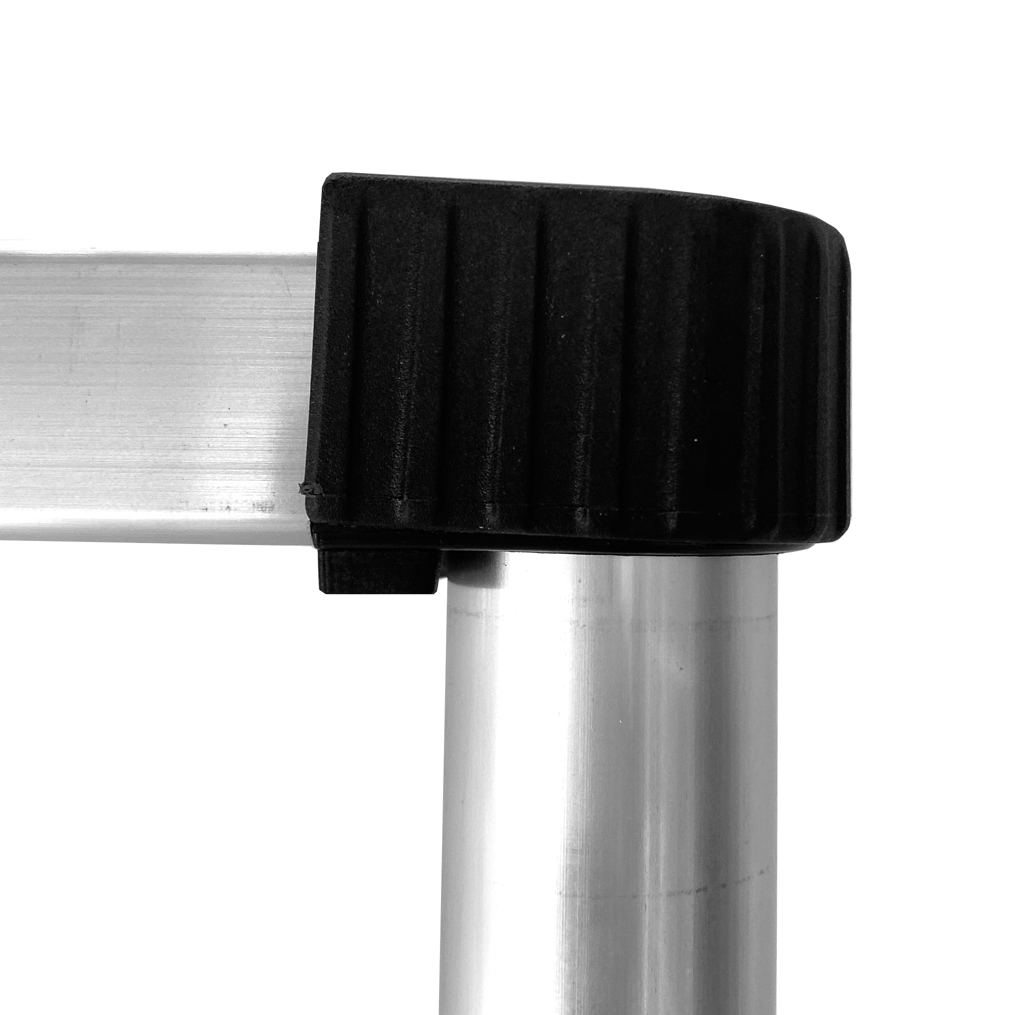 Tapa de goma negra en tubo de metal plateado, vista cercana.