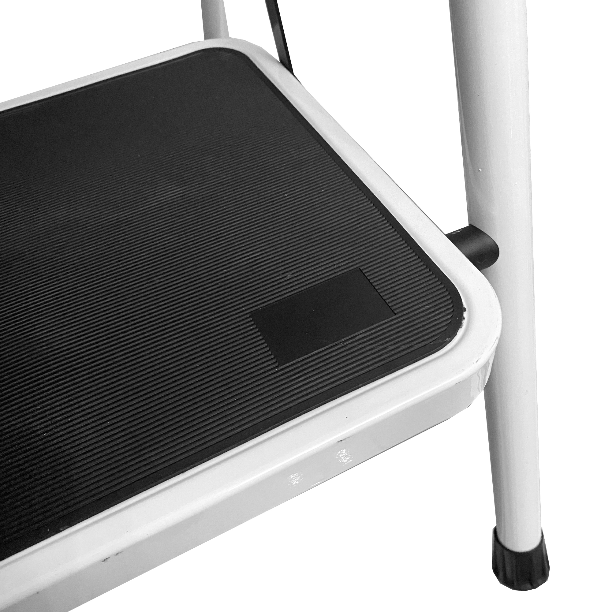 Primer plano de una escalera blanca con peldaño negro acanalado y capuchón de goma negro.