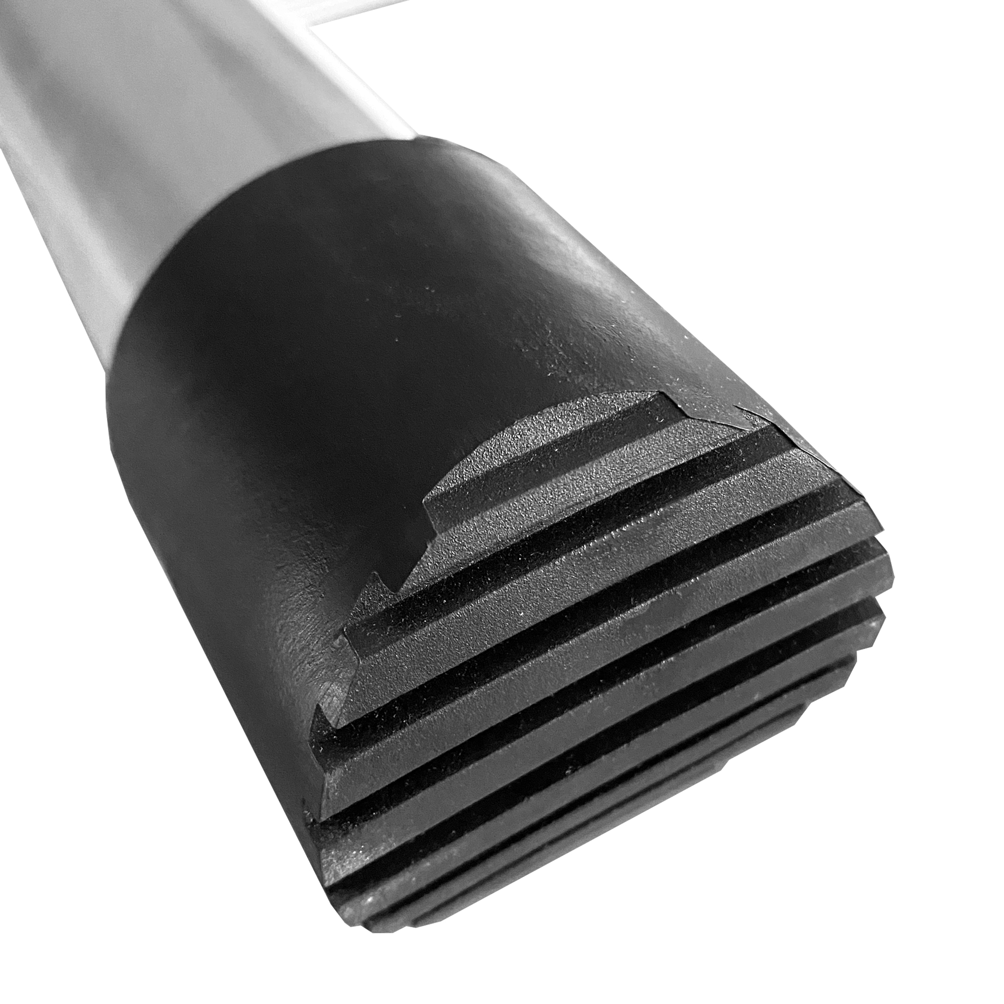 Primer plano de un pie de goma negro con ranuras, unido a un poste metálico.