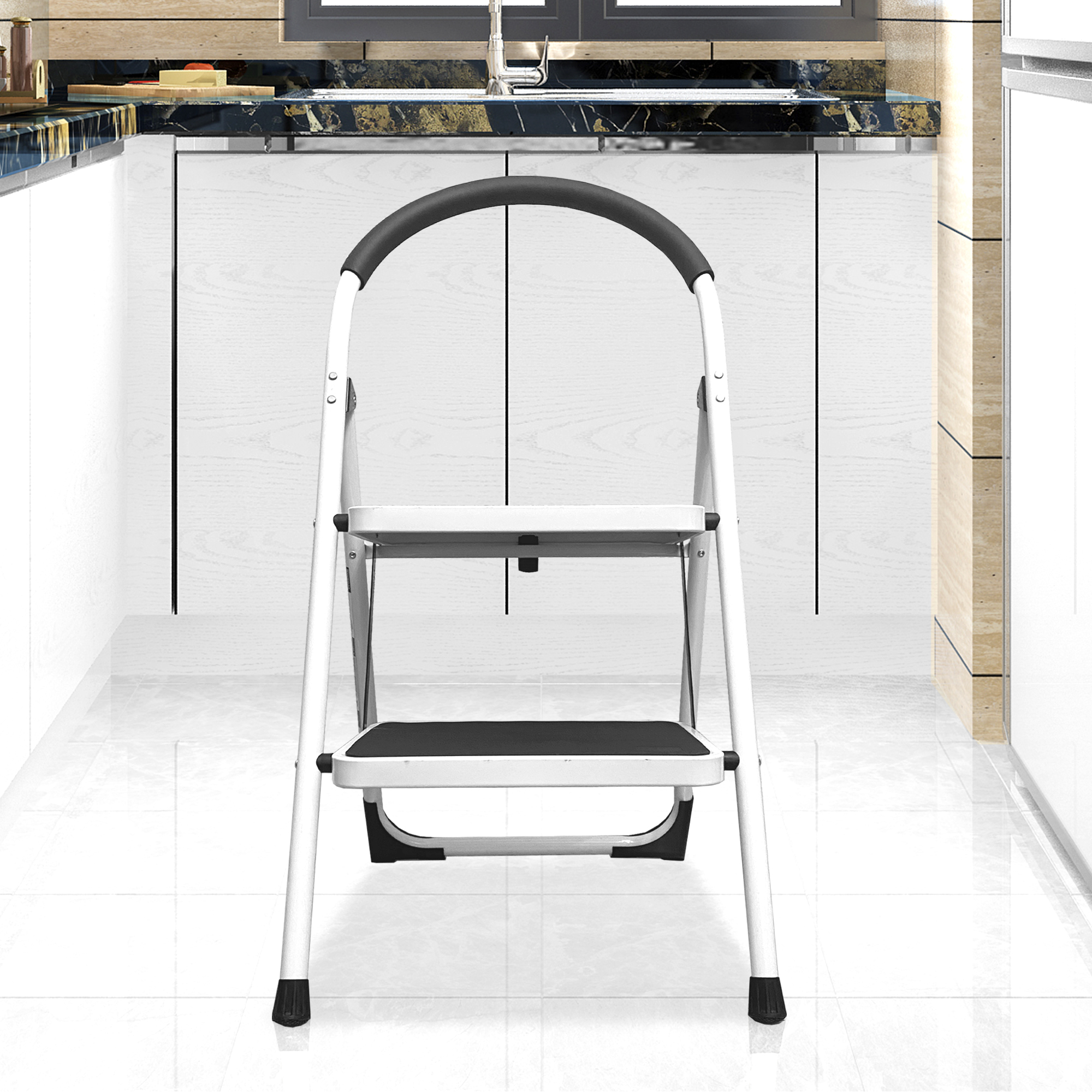 Una escalera de tijera blanca con peldaños negros está sobre un suelo de baldosas claras.