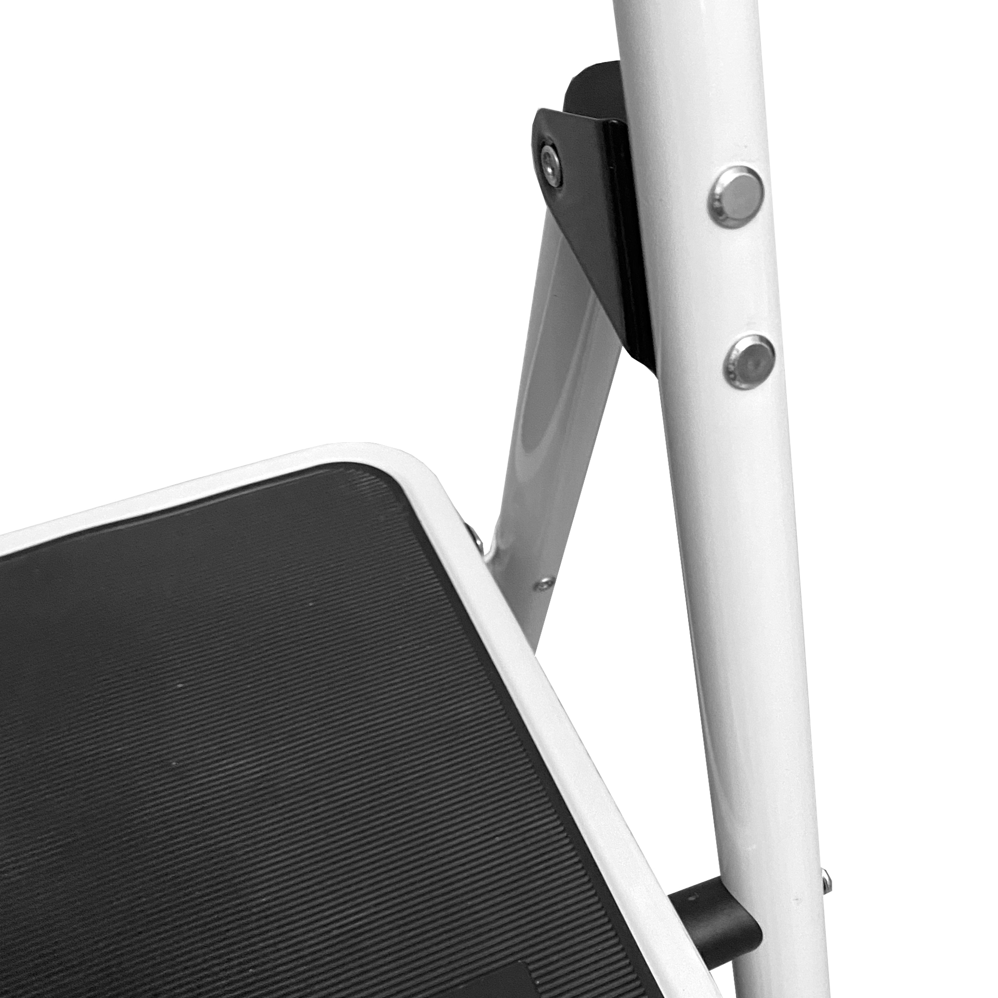 Primer plano de una escalera blanca con peldaño negro y uniones metálicas.