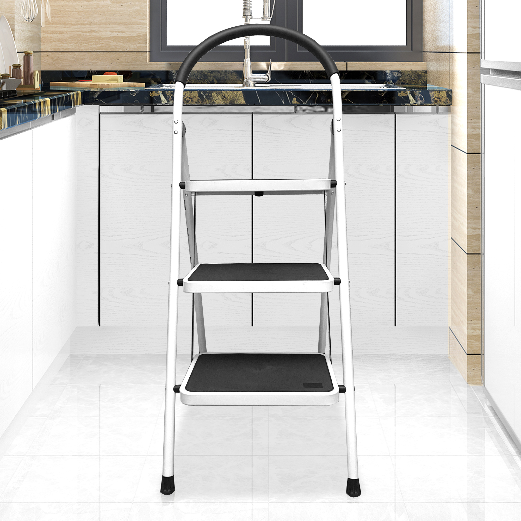 Un taburete plegable blanco de tres escalones con peldaños negros está en una cocina.