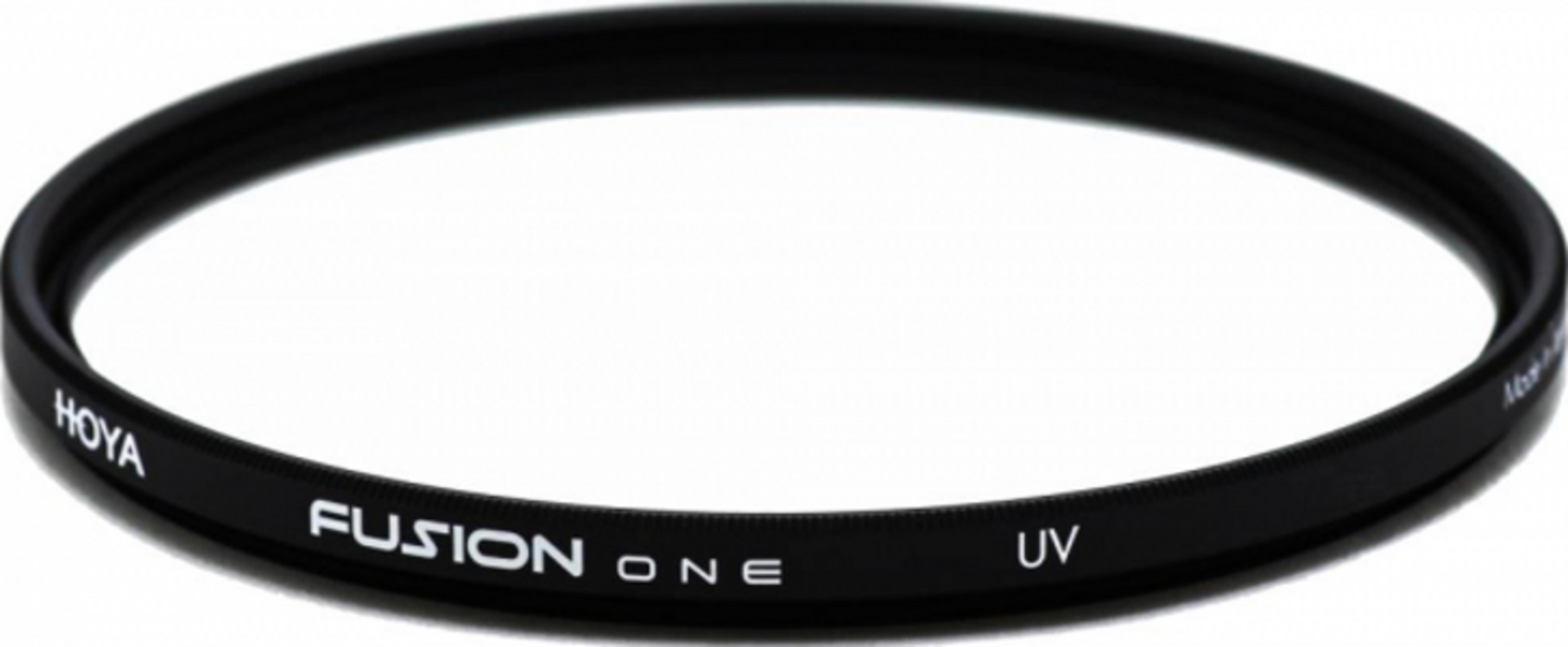 Ein schwarzer Hoya Fusion One UV-Filter mit weißen Beschriftungen.