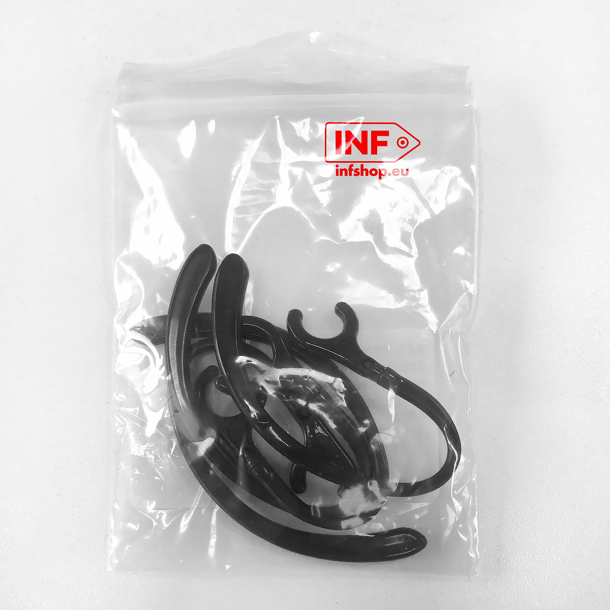 Czarne zaczepy na ucho w przezroczystej torbie foliowej z logo INF.