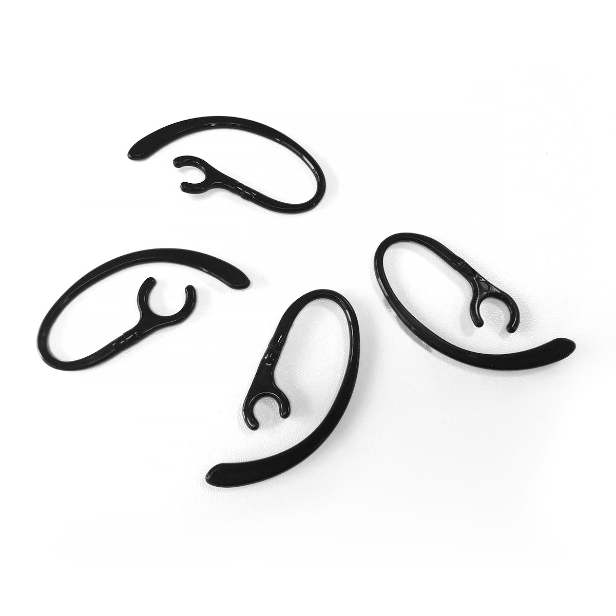 Cztery czarne zaczepy do słuchawek na białym tle.