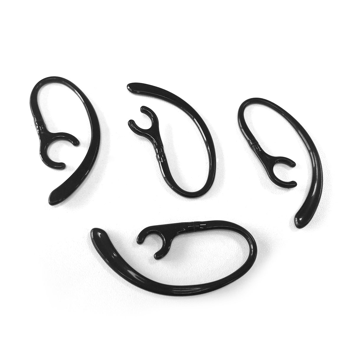 Cztery czarne zaczepy do uszu słuchawek na białym tle.