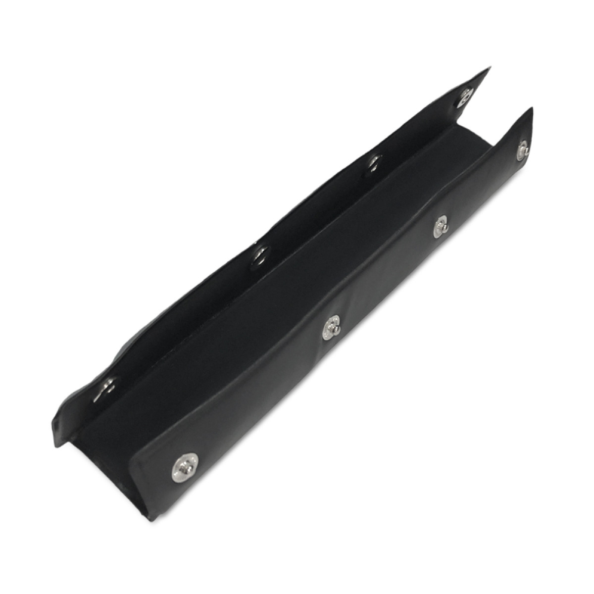 Czarny, podłużny przedmiot z srebrnymi zatrzaskami na białym tle.