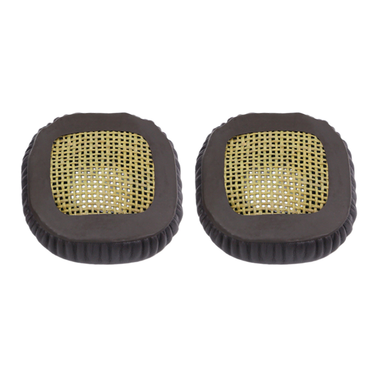 Dwa brązowe nauszniki z rattanową wstawką obok siebie na białym tle.