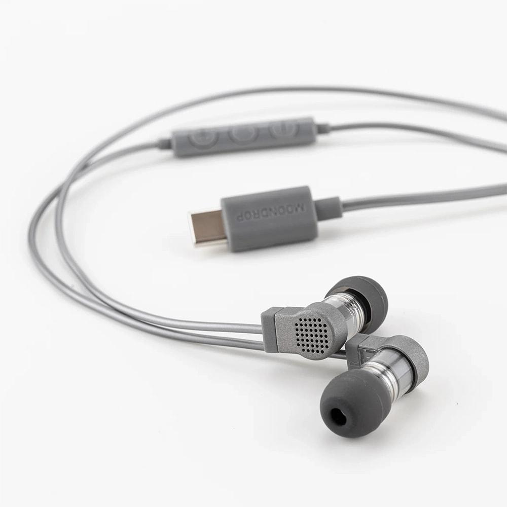 USB-C konektörlü ve kumandalı gri kulak içi kulaklıklar.