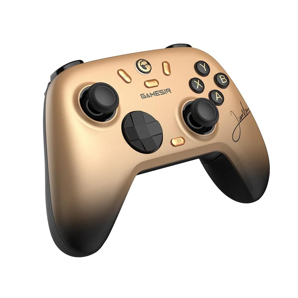 Controller da gioco dorato con accenti e pulsanti neri, su sfondo bianco.