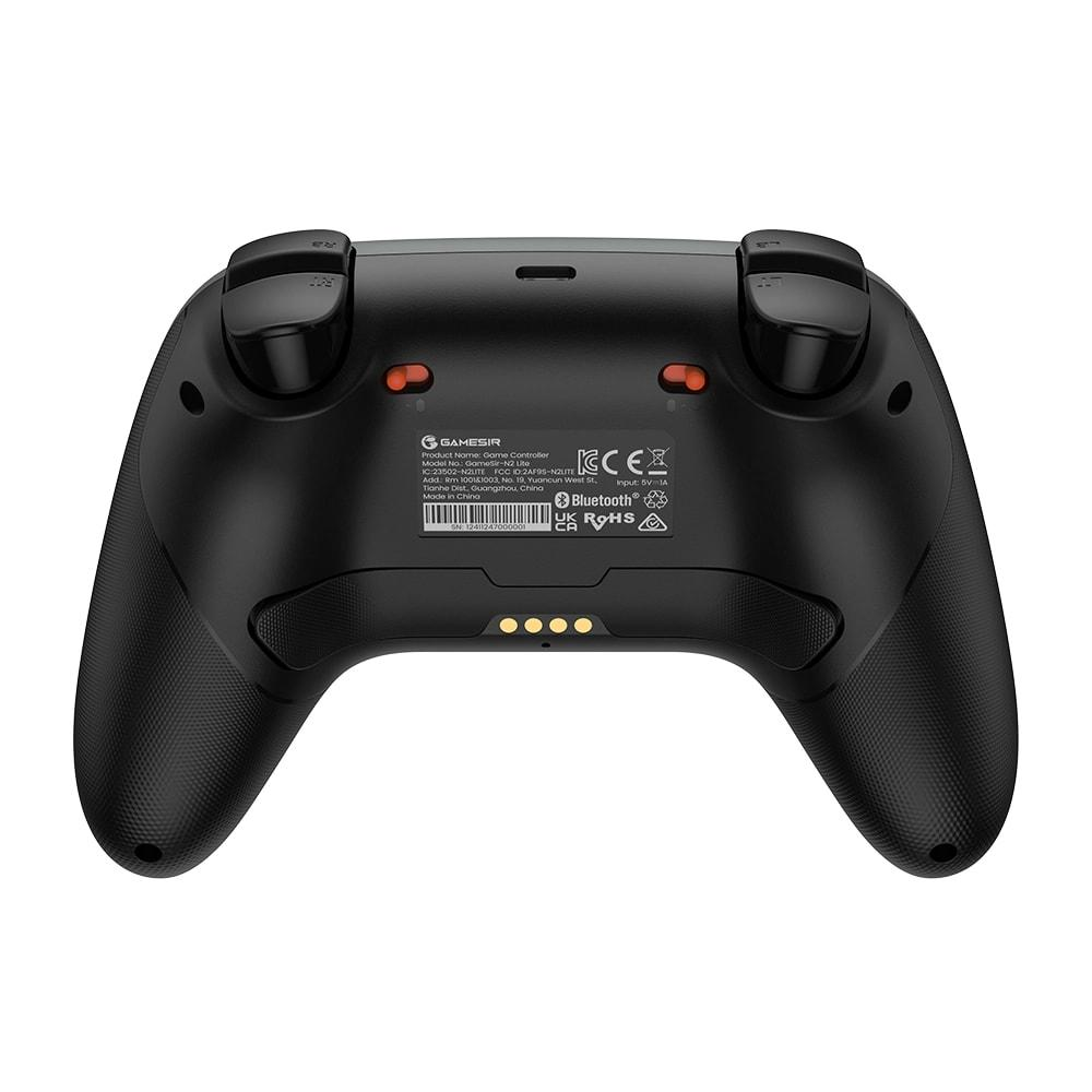 Schwarzer Game Controller mit Aufklebern und Ladeanschlüssen auf der Rückseite.