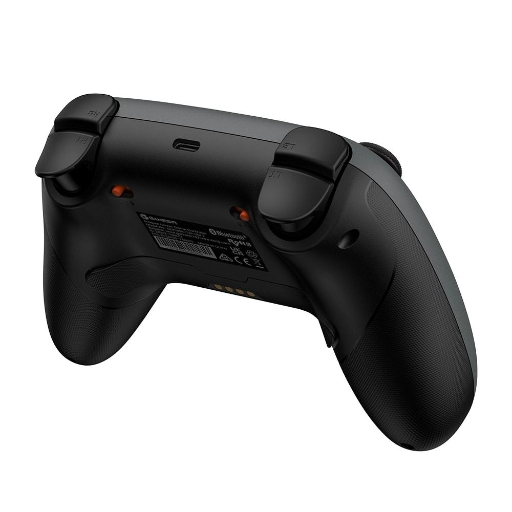 Eine schwarze Gaming-Controller mit grauen Griffen und weißen Tasten LT und RT sichtbar.