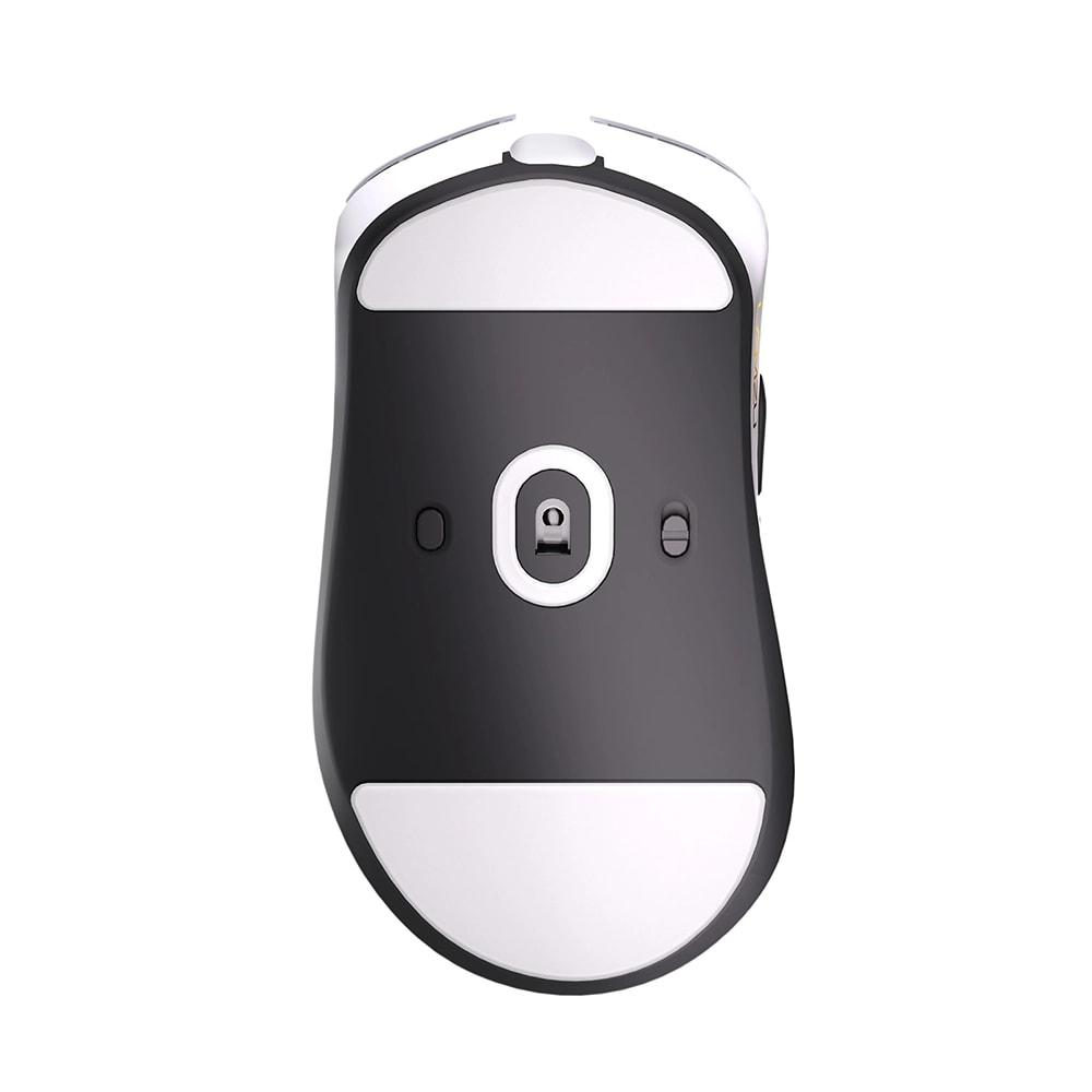 Parte inferiore di un mouse bianco e nero con sensore.