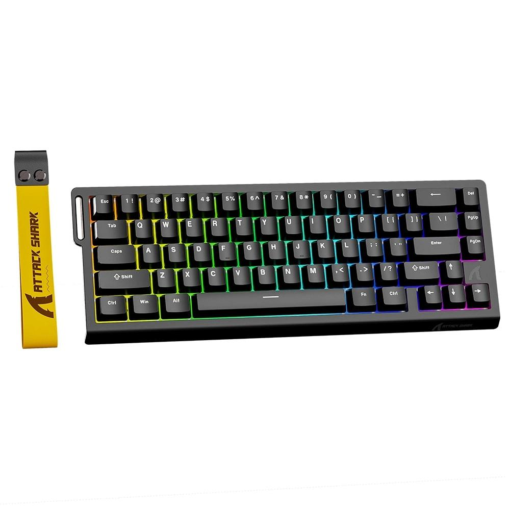 RGB aydınlatmalı siyah Attack Shark klavye ve sarı bilek kayışı.