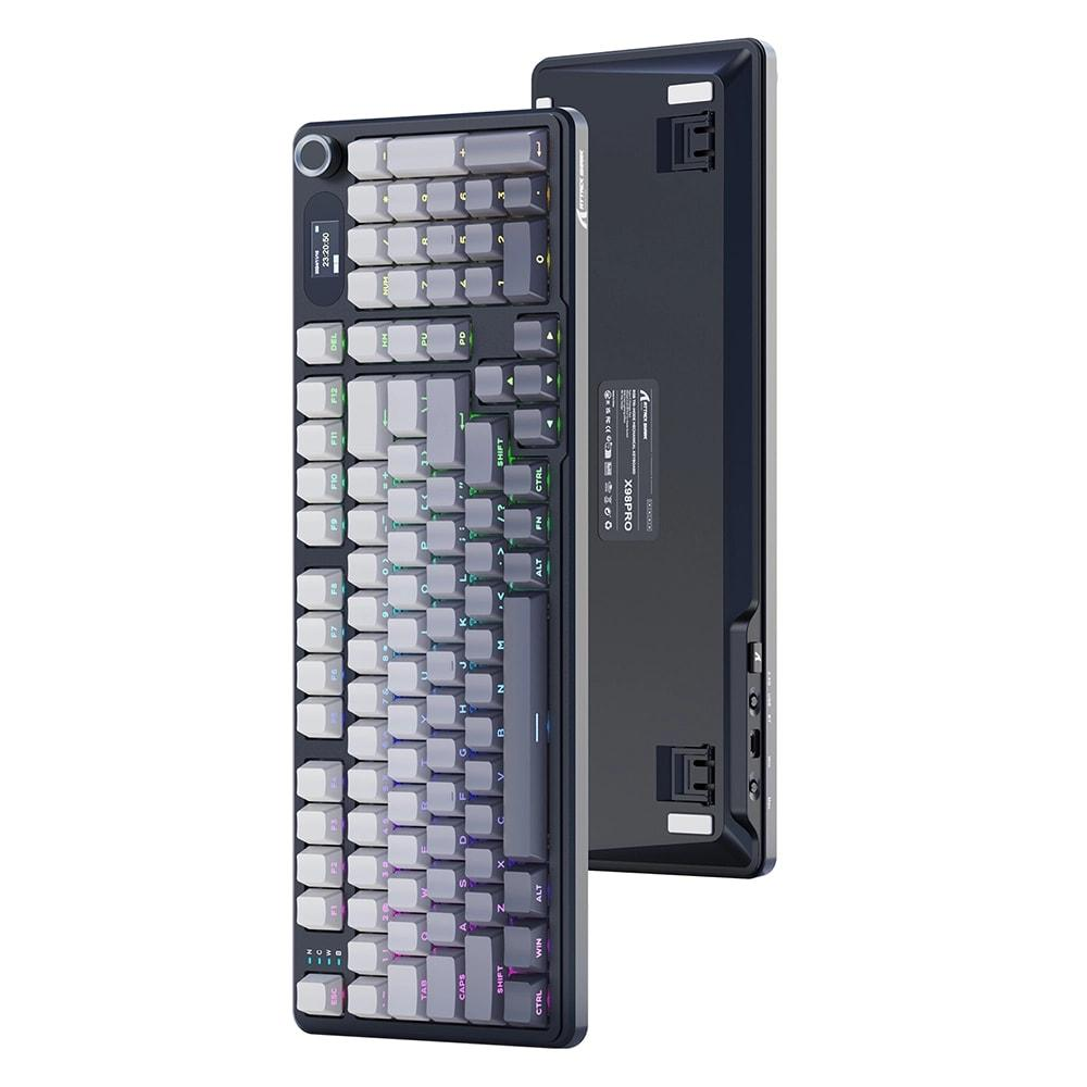 RGB aydınlatmalı ve küçük ekranlı siyah klavye.